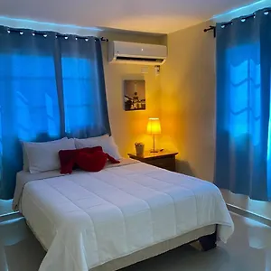 Tiny By Merengue House ,8 Minutos Airport Apartamento
